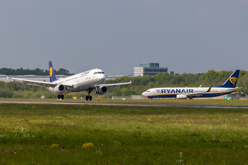 Aéroport de Hambourg : Lufthansa (LH / DLH) |  Airbus A321-131 A321 |  D-AIRF |  MSN 0493