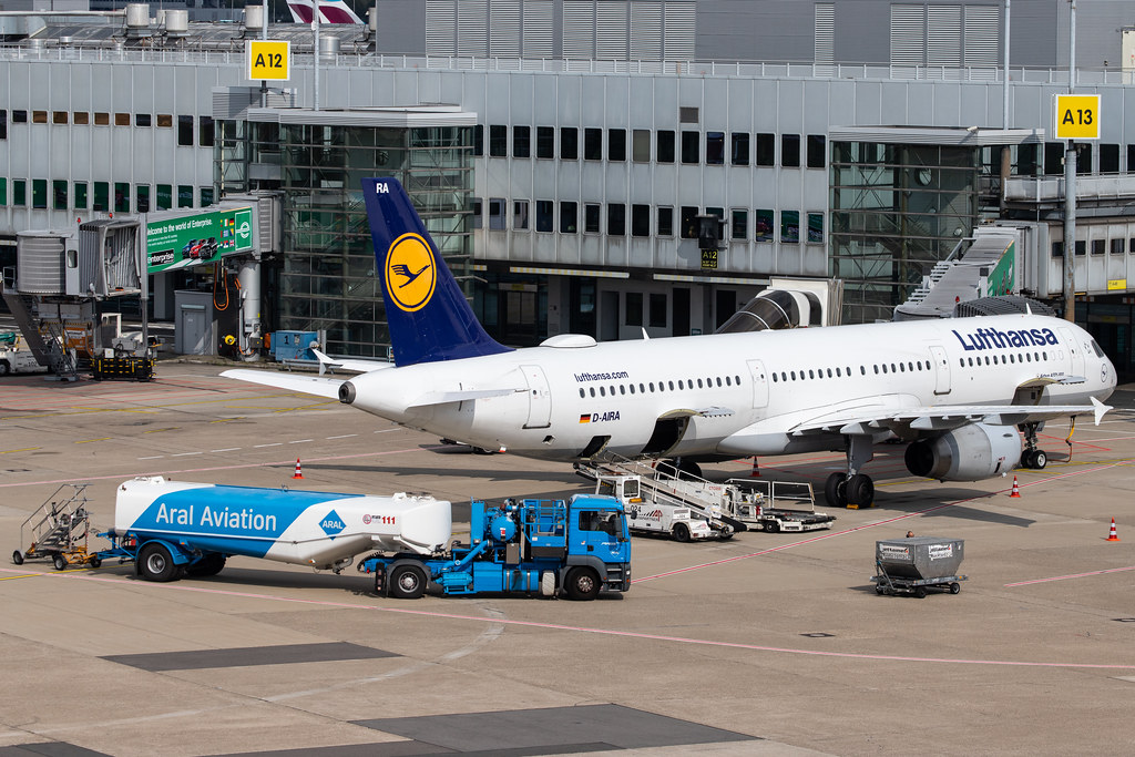 Aéroport de Düsseldorf : Lufthansa (LH / DLH) |  Airbus A321-131 A321 |  D-AIRA |  MSN 0458