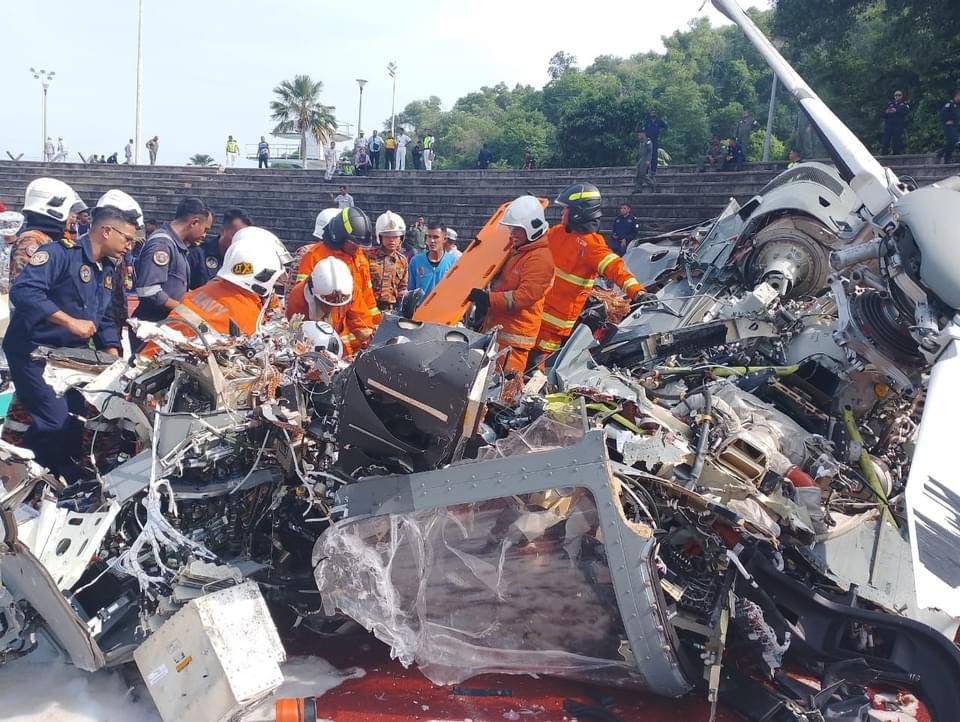 Aviation commerciale Dix morts dans la collision de deux helicopteres